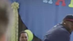 David Ortiz le da con todo a las... ¡piñatas!