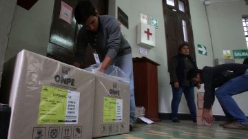 Funcionarios de la Oficina Nacional de Procesos Electorales entregan material electoral en el Colegio El Olivar, ubicado en San Isidro, Lima.