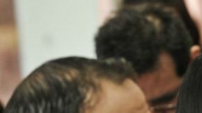 Keiko Fujimori con su esposo, Mark Vito Villanella a la izquierda, y Kenji Fujimori a la derecha.