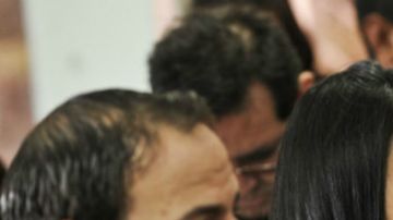 Keiko Fujimori con su esposo, Mark Vito Villanella a la izquierda, y Kenji Fujimori a la derecha.