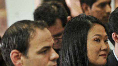 Keiko Fujimori con su esposo, Mark Vito Villanella a la izquierda, y Kenji Fujimori a la derecha.