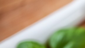 Según la tradición, los ingredientes del pesto genovés son siete: hojas tiernas de albahaca y perejil; aceite de oliva extra virgen; piñones; queso seco, del tipo parmesano o Grana Padano; queso pecorino; ajo y sal marina gruesa.