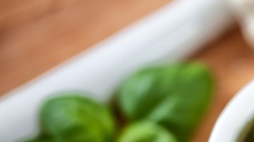 Según la tradición, los ingredientes del pesto genovés son siete: hojas tiernas de albahaca y perejil; aceite de oliva extra virgen; piñones; queso seco, del tipo parmesano o Grana Padano; queso pecorino; ajo y sal marina gruesa.