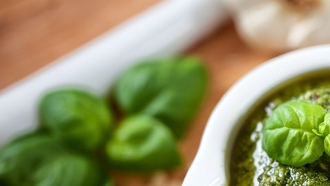 Según la tradición, los ingredientes del pesto genovés son siete: hojas tiernas de albahaca y perejil; aceite de oliva extra virgen; piñones; queso seco, del tipo parmesano o Grana Padano; queso pecorino; ajo y sal marina gruesa.