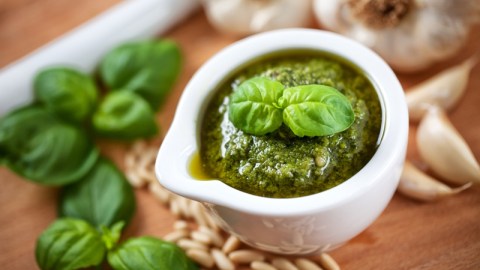 Según la tradición, los ingredientes del pesto genovés son siete: hojas tiernas de albahaca y perejil; aceite de oliva extra virgen; piñones; queso seco, del tipo parmesano o Grana Padano; queso pecorino; ajo y sal marina gruesa.
