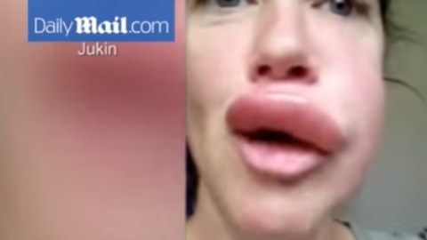 Durante todo el video, la mujer se la pasa haciendo muecas.