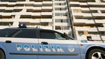 La policía napolitana realiza un operativo en uno de los barrios de la ciudad.