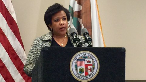 La procuradora de la nación Loretta Lynch habló con reporteros luego de su encuentro con los jefes policiacos de Los Ángeles. (Araceli Martínez/La Opinión).