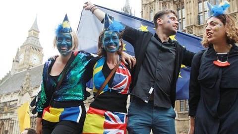 Algunos británicos protestan la decisión de la mayoría de su dividido país de abandonar la UE./Efe