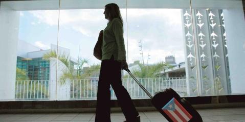 La actual crisis en la isla ha provocado el mayor éxodo de puertorriqueños hacia EEUU en años recientes.