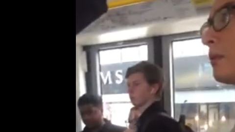 El pasajero de los anteojos fue increpado por tres jóvenes que le gritaron insultos y amenazas racistas.