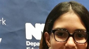 Amarfi Collado, de 17 años, es una de los 100 jovenes que celebraron  su graduación de secundaria.