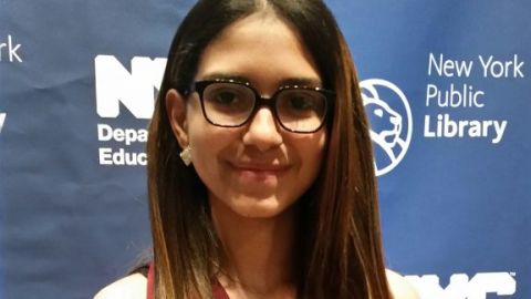 Amarfi Collado, de 17 años, es una de los 100 jovenes que celebraron su graduación de secundaria.