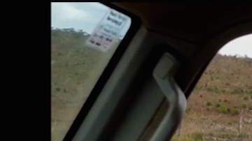 El rinoceronte corrió en dirección al jeep.