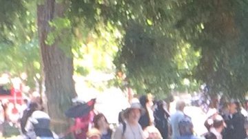 Los socorristas atienden a los heridos.