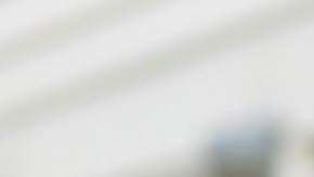 El comisionado del Departamento de Servicios Sociales Steven Banks distribuye información a los padres sobre los servicios de la Ciudad.