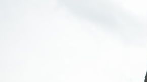 Rosario Reyes, una madre indocumentada de El Salvador, reacciona con tristeza a las noticias de hoy frente a la Corte Suprema en Washington D.C.