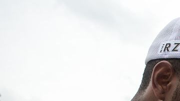 Rosario Reyes, una madre indocumentada de El Salvador, reacciona con tristeza a las noticias de hoy frente a la Corte Suprema en Washington D.C.