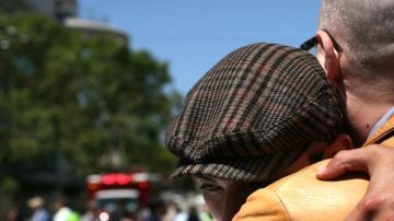 ¿Por qué una foto de dos hombres besándose genera expresiones de rechazo entre los latinoamericanos?