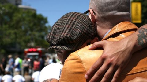 ¿Por qué una foto de dos hombres besándose genera expresiones de rechazo entre los latinoamericanos?