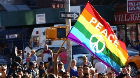 Hubo numerosos homenajes a las 49 víctimas del ataque en un bar gay de Orlando.