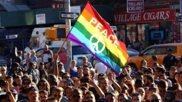 Hubo numerosos homenajes a las 49 víctimas del ataque en un bar gay de Orlando.