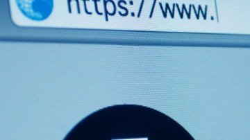 Una ONG ha puesto en práctica la iniciativa de colocar fotos de pequeños extraviados en ese espacio hasta ahora desperdiciado en Internet.