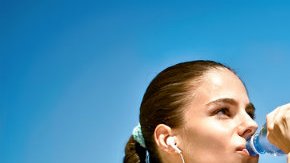 Lo mejor siempre será beber agua pura antes de ejercitarte.