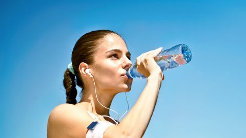 Lo mejor siempre será beber agua pura antes de ejercitarte.