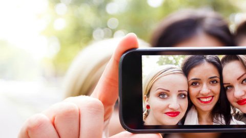 Escoger la base adecuada y un tono de labial que te quede bien hará que tengas selfies perfectas.