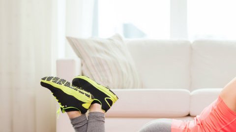 Las medias lagartijas son un ejercicio muy sencillo que no necesariamente debe hacerse en un gimnasio.