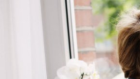 Si su hijo no se comunica correctamente y no se relaciona socialmente, debe consultar a un profesional de la salud inmediatamente, ya que podría tener autismo.