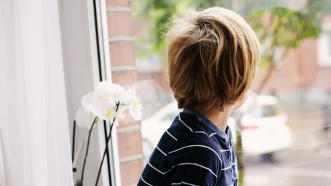 Si su hijo no se comunica correctamente y no se relaciona socialmente, debe consultar a un profesional de la salud inmediatamente, ya que podría tener autismo.