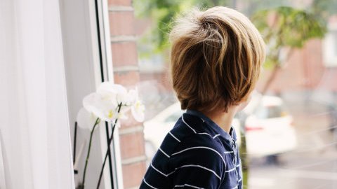 Si su hijo no se comunica correctamente y no se relaciona socialmente, debe consultar a un profesional de la salud inmediatamente, ya que podría tener autismo.