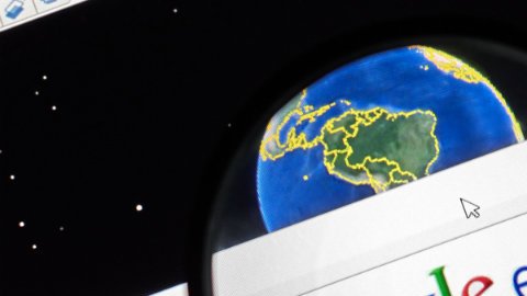 Google ofrece mapas reales, más detallados y limpios.