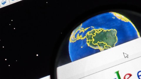 Google ofrece mapas reales, más detallados y limpios.