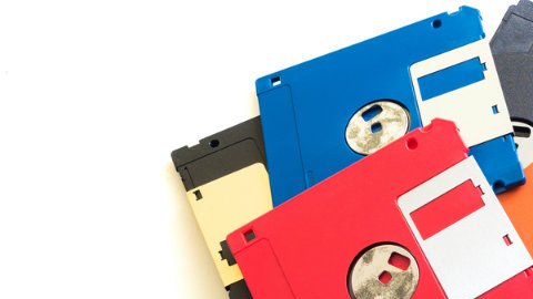 Muchas fábricas consumen aún diskettes porque sus máquinas funcionan con ellos.