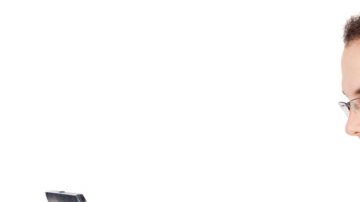 Hay muchas personas que consideran que entablar una relación por Internet con otra no es engañar a la pareja.