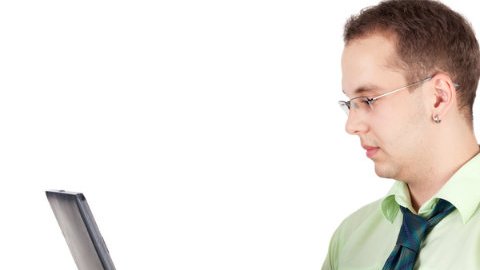 Hay muchas personas que consideran que entablar una relación por Internet con otra no es engañar a la pareja.