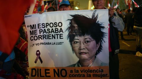 Simpatizantes del Pedro Pablo Kuczynski con una imagen de la exesposa de Alberto Fujimori, padre de su rival Keiko, en estas  elecciones.