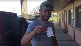 Los muchachos decidieron grabar el video luego de que un sujeto ingresara por error a su habitación.