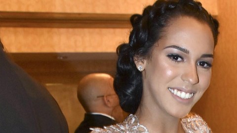 La "pareja" posó así de elegante en una fiesta de graduación.