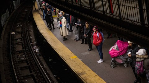 Ambos pasajeros se lanzaron enfrente de trenes que llegaban a las estaciones.
