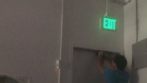 Múltiples estudiantes estubieron resguardados dentro de Boelter Hall de UCLA.