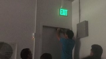 Múltiples estudiantes estubieron resguardados dentro de Boelter Hall de UCLA.