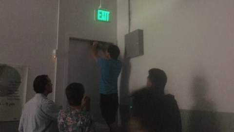 Múltiples estudiantes estubieron resguardados dentro de Boelter Hall de UCLA.