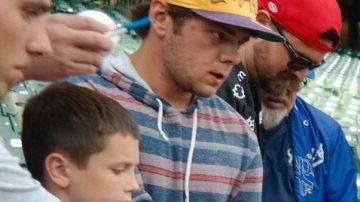 Julio Urías atiende a los aficionados en Milwaukee.