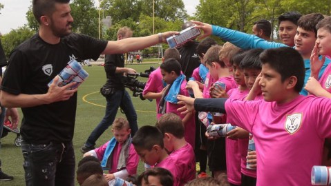 David Villa en un entrenamiento con niños de la New York Force Academy de El Bronx.