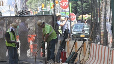 Muchas de las quejas que recibe el 311 por ruido son por maquinas que se usan en construcciones o reparaciones de calles.
