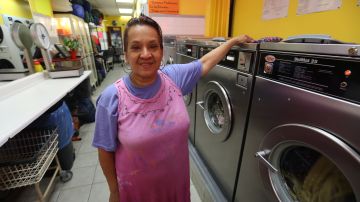 Usuarios de estos servicios como Rosa de Jesus, estarán más protegidos bajo las nuevas regulaciones para lavanderías.